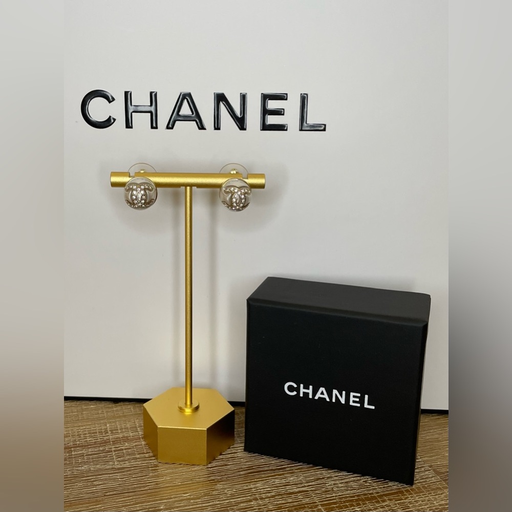 🆕 Authentic NWT Chanel CC Pearl Stud Earrings
